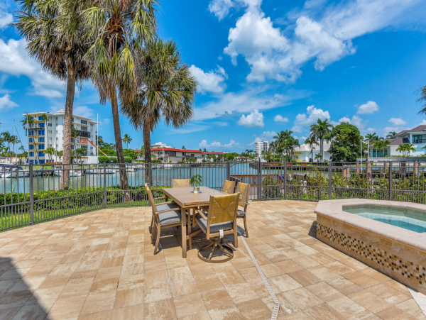 Very Short walk to the beach in the Moorings Naples area